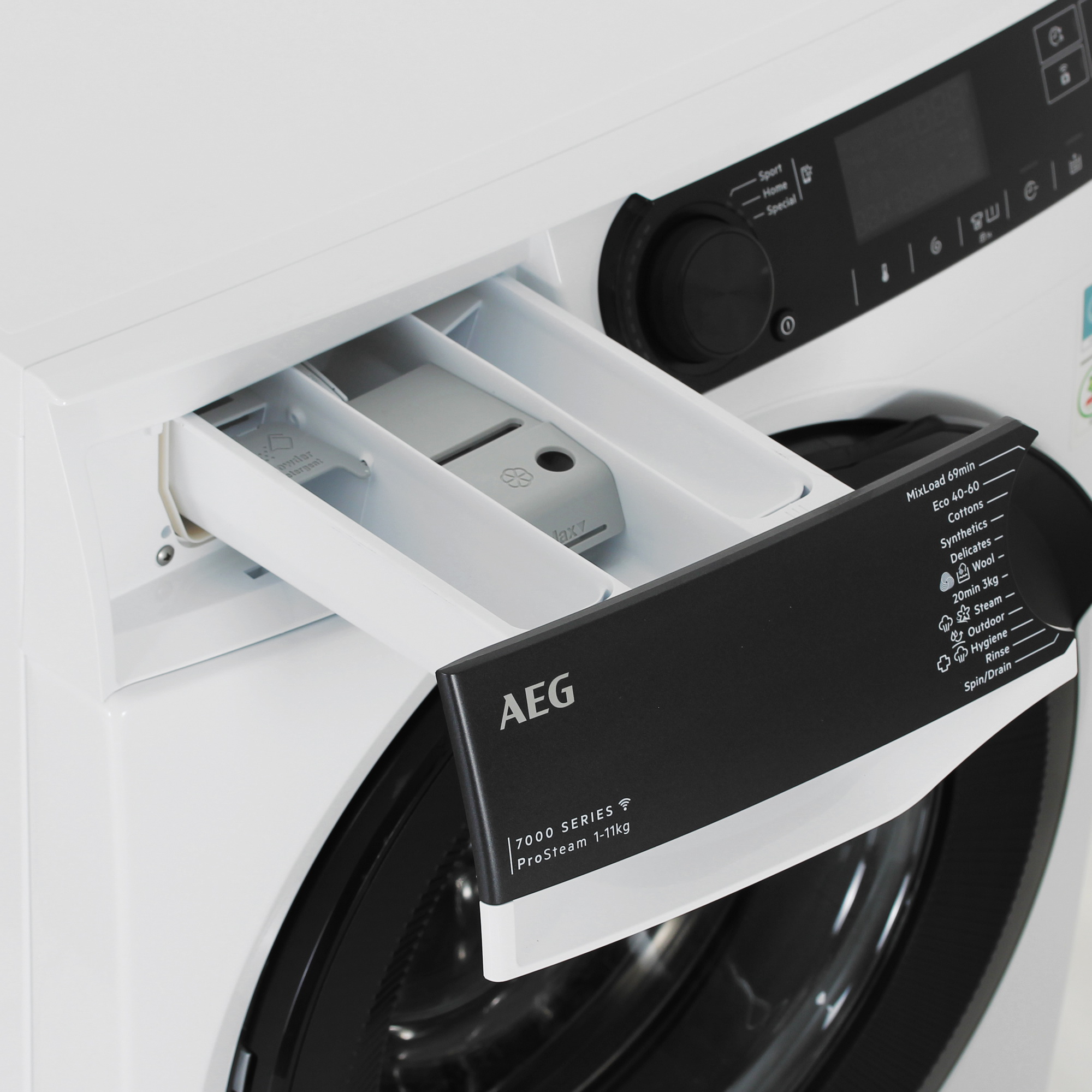 Стиральная машина AEG LFR73044SCE Стиральная машина AEG LFR73044SCE — Внешний вид с другого ракурса